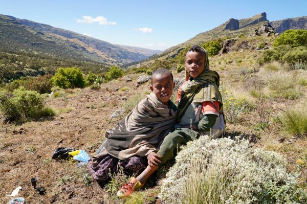 Des enfants heureux de recevoir une barre de céréales
